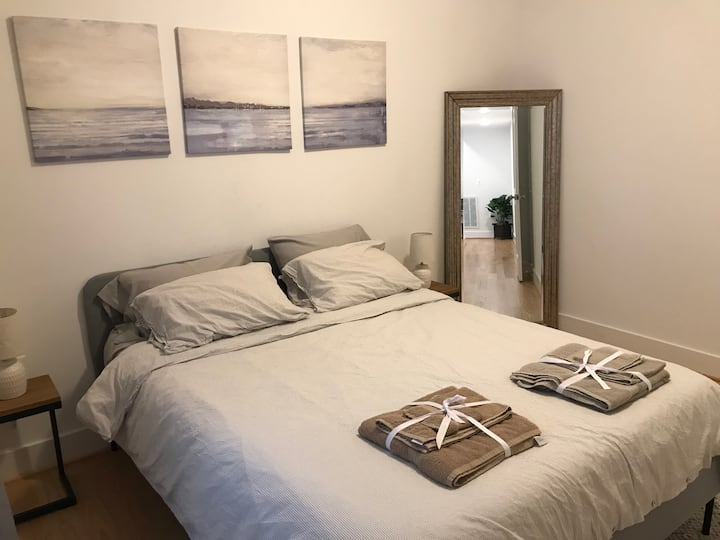 卧室配有标准双人床和大衣橱。