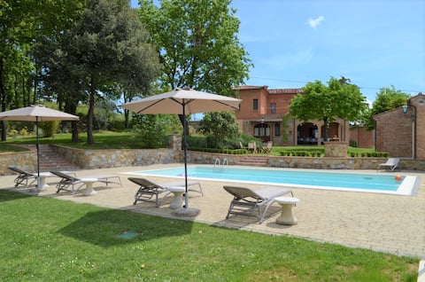 Podere Il Borgo - Villa with pool near Lucignano