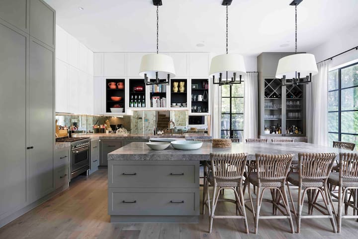 Lux Toorak Family home with pool & designer garden gallery image 3