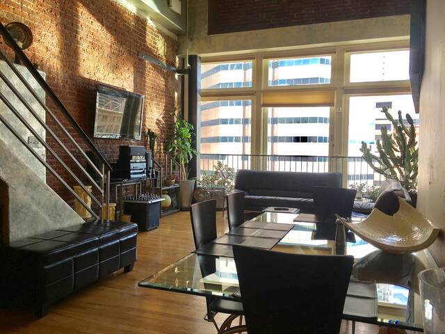 Urban Retreat in Heart of Convention Center Dist gallery image 3