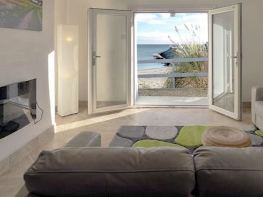 Living Room overlooking beach