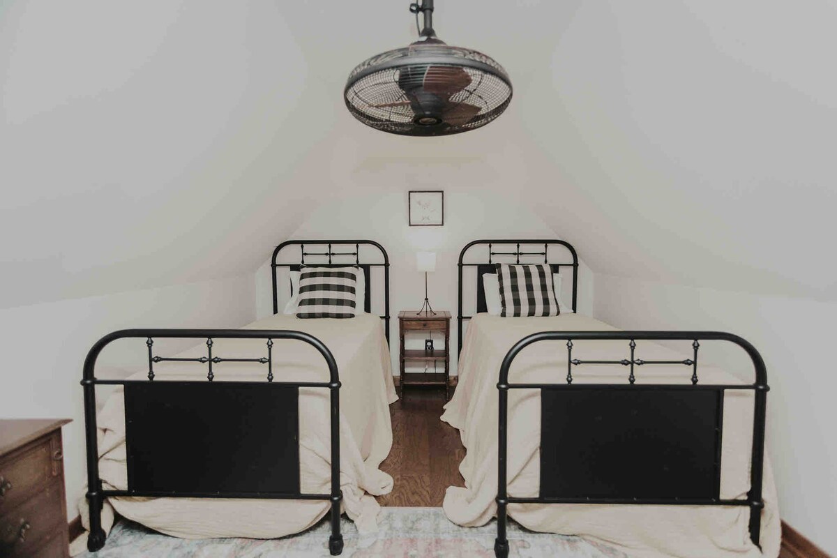 שתי מיטות יחיד באזור הלופט