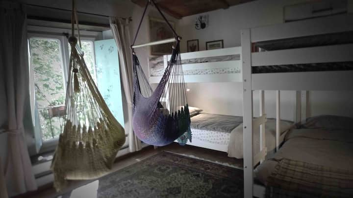 غرفة نوم أخرى في الطابق العلوي بسريرين بطابقين 