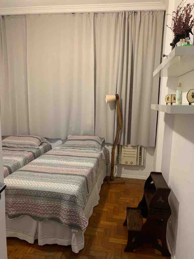 Dormitorio 2. Dos camas individuales, armario empotrado, aire acondicionado de pared.