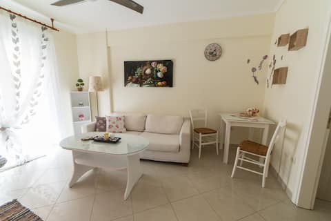 Top performing Airbnb: Little, cosy and sunny apartment in Thessaloniki in δήμος νεάπολης συκεών