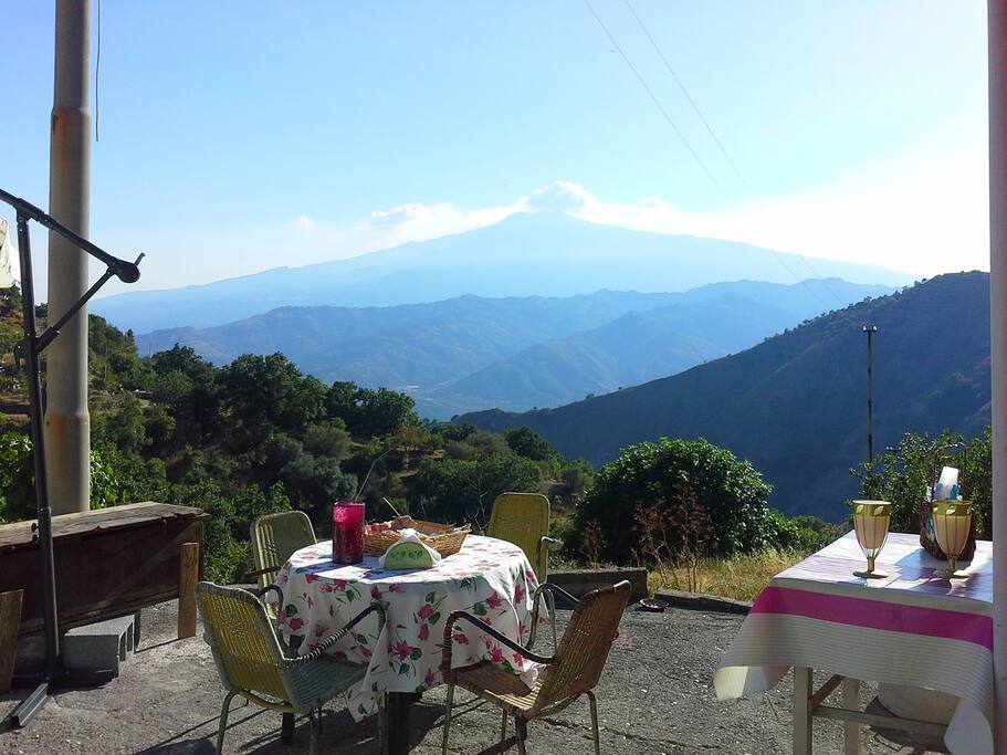 Zona pranzo vista Etna