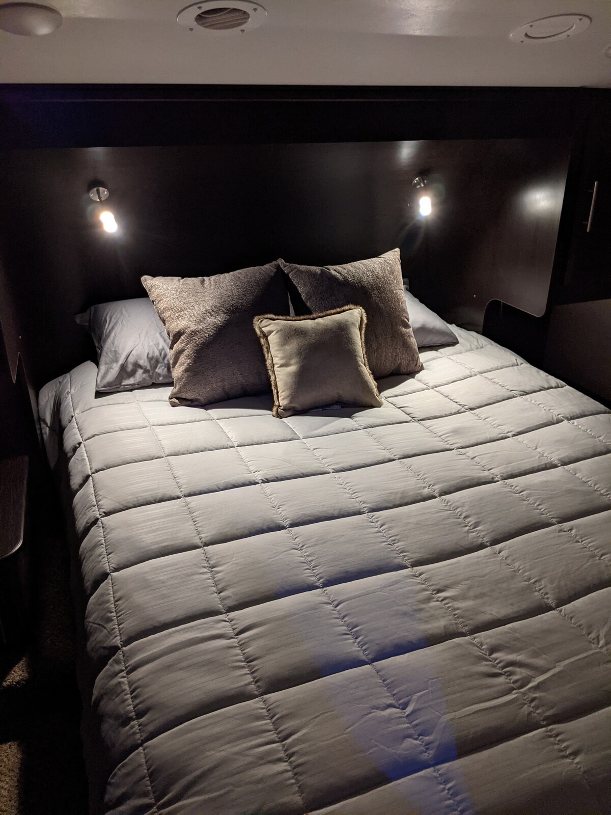 غرفة نوم خاصة مع سرير كبير /أضواء نايت