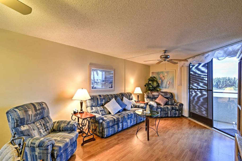 Spacious Living room all furniture reclines
