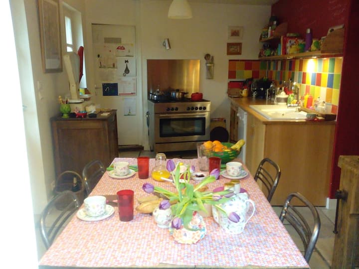 Garden side room in the heart of the city (breakfast)
