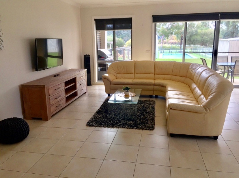 Annonce Airbnb populaire: AMAROO Townhouse by the Lake à Yarrawonga