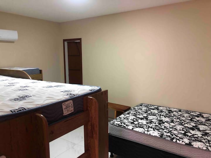 ห้องนอน 2/ห้องสวีท
มีเตียงสองชั้น 2 เตียงและกล่องคู่
เครื่องปรับอากาศ