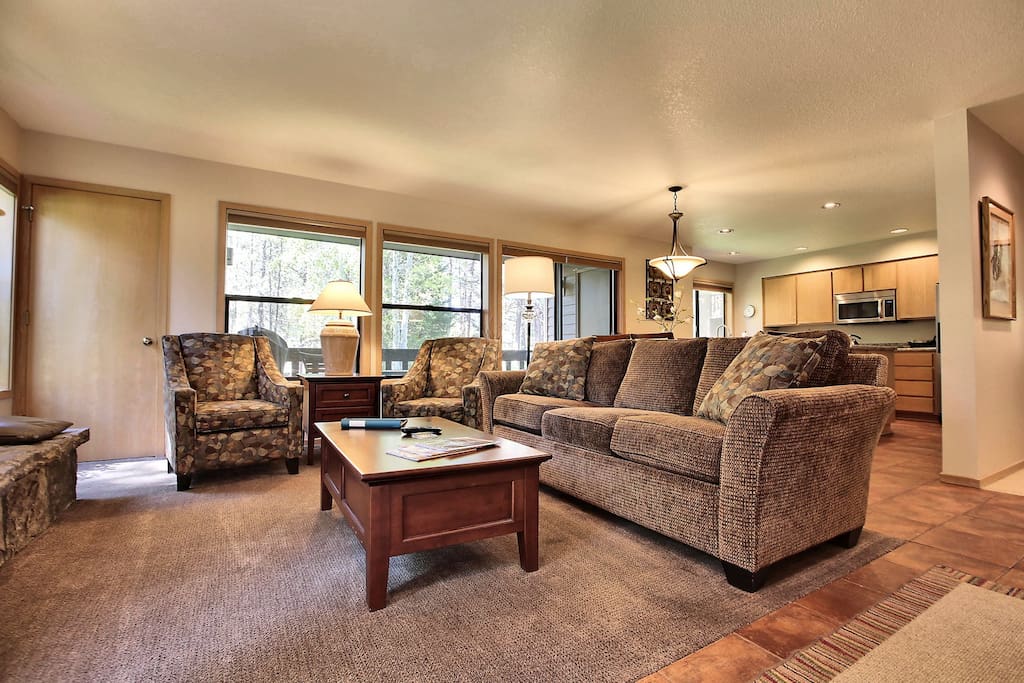 Couch,Furniture,Floor,Flooring,Apartment