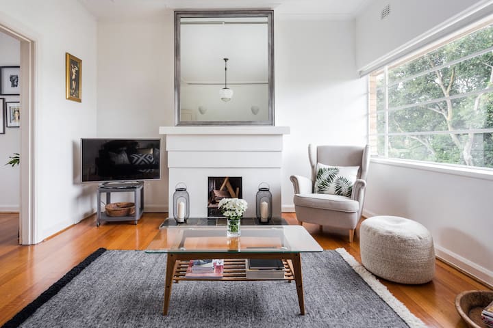 Stunning Art Deco 2BR Apt, City Views, Toorak