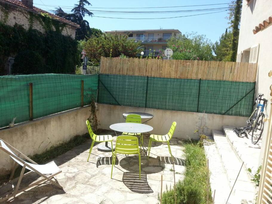 Terrasse privée de plus de 20 m2 ensoleillée, avec table de jardin...
