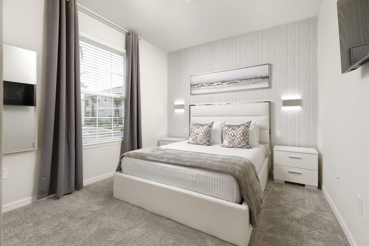 Le rez-de-chaussée dispose d'une chambre Queen Size pratique.