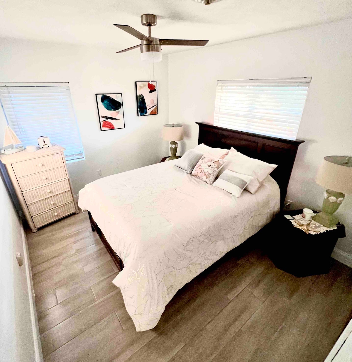 غرفة النوم الرئيسية مع التلفزيون