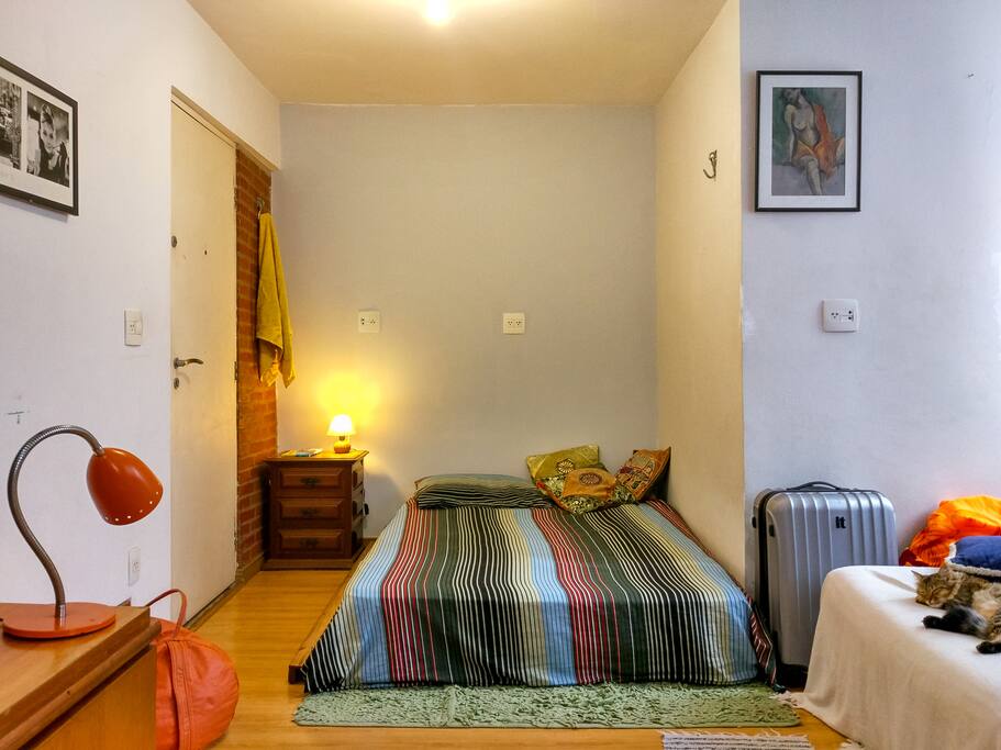 suíte: cama (participação especial Frida Gahto, que não está incluída no aluguel)