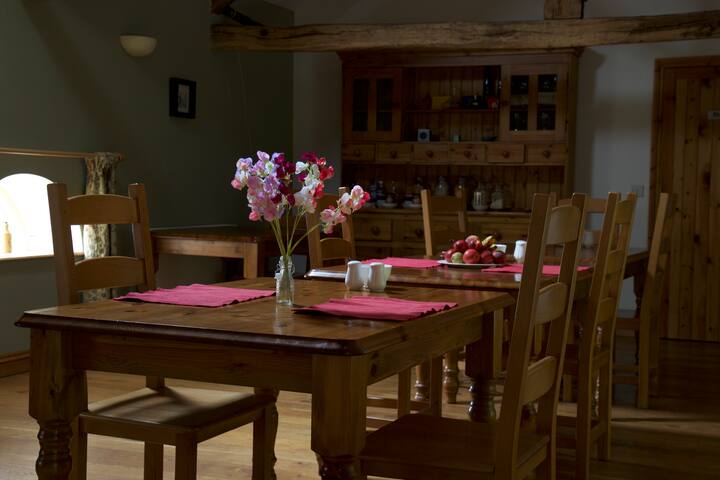 Room 2: A Gorgeous Getaway - Llandovery
