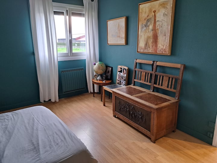 מיטה זוגית אחת