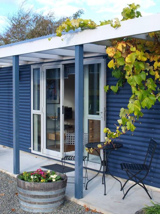 VAU Vineyard Cottage outside furniture