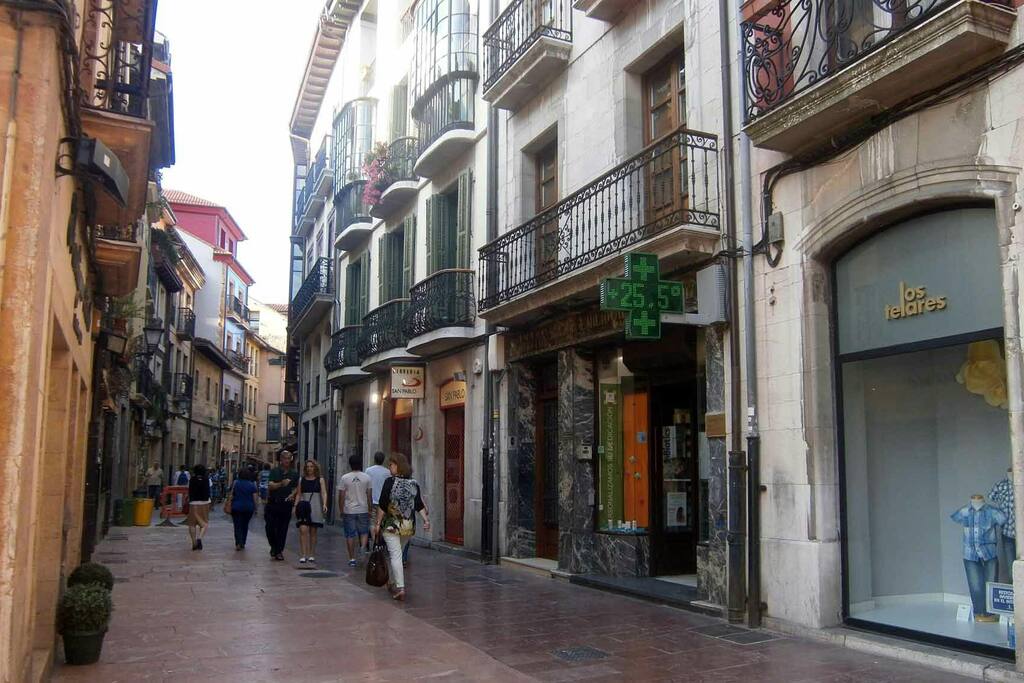 Calle del apartamento, el Ayuntamiento esta al fondo.