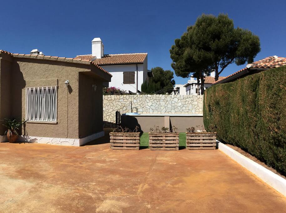 Jardín y piscina