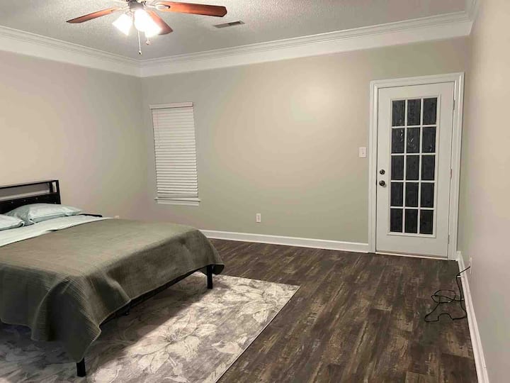 Glavna spavaća soba s vratima za pristup dvorištu - ne brinite, na staklenim vratima nalazi se film za privatnost!