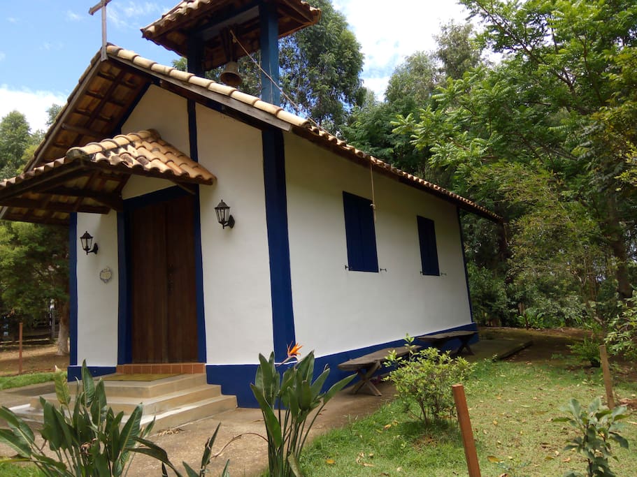 Capela com capacidade para 40 pessoas sentadas