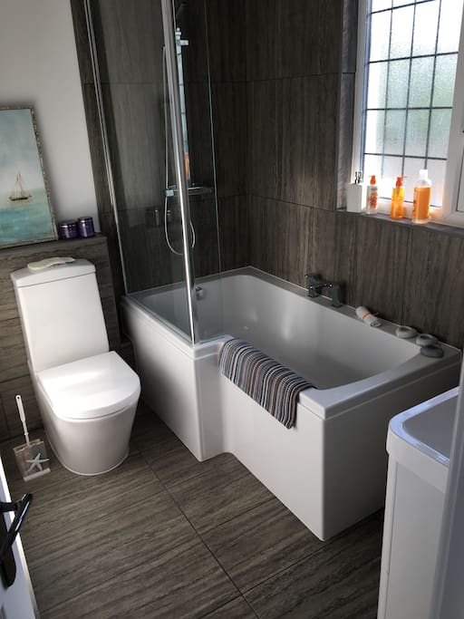 Ensuit bathroom.