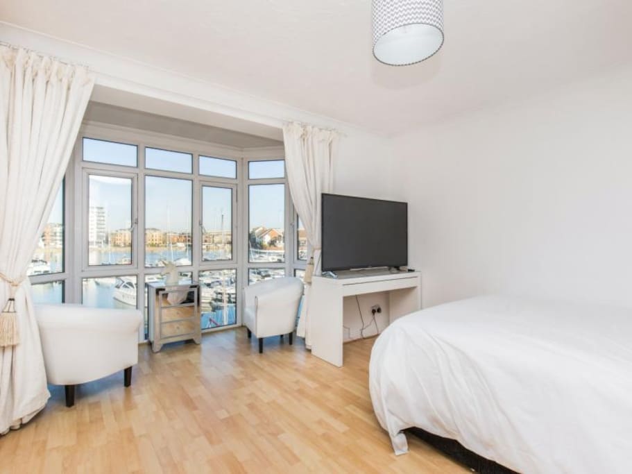EnsuiteThe master bedroom with kingsize bed and 55inc TV with Netflix and cath up stunning views