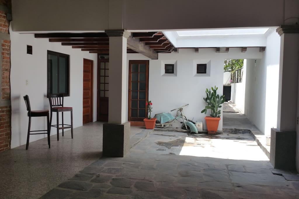 La entrada principal se comparte para otro apart y habitaciones