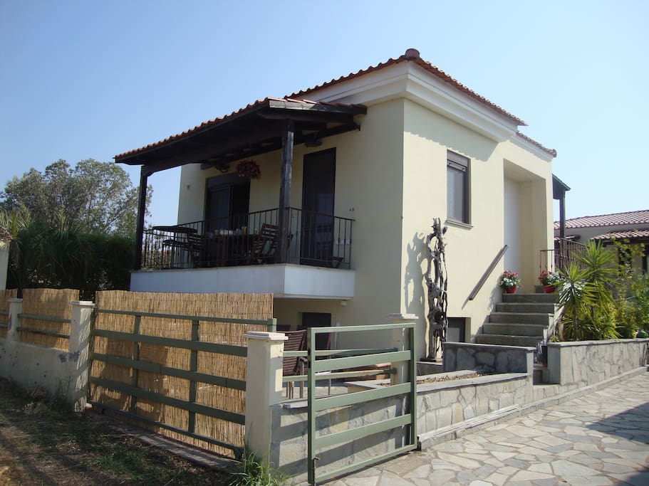 Villa Kontiki, Nea Fokia. Lovely clean fresh Family Villa close to the Beach, local Village & Tavernas in Halkidiki.