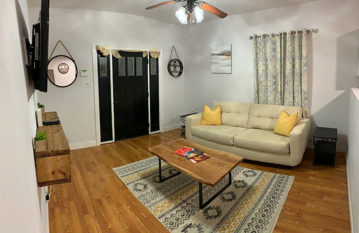 2 Br/1 Ba Apartment Just Minutes From Downtown - New Orleans, LA