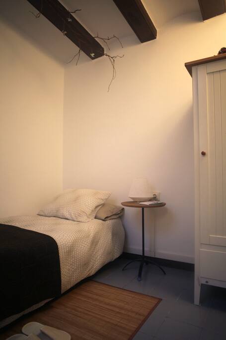 Acogedora habitación en el centro/Cozy room in the center.