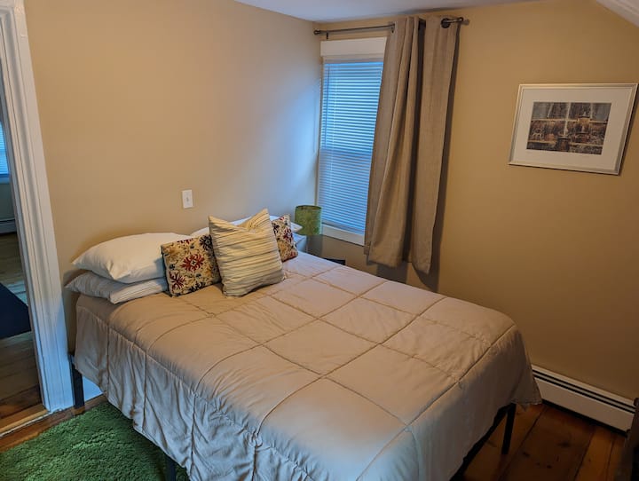 额外的卧室配有双人床。