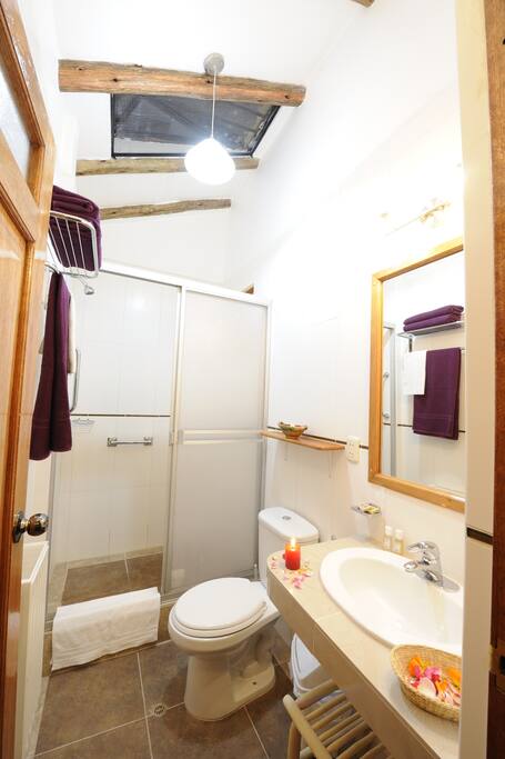 salle de bain spacieuse et chauffée
