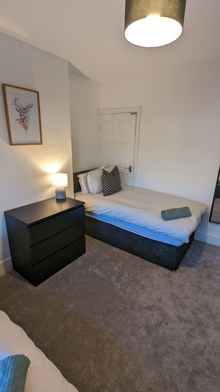 تحتوي غرفة النوم الرئيسية إما على ثلاثة أسرّة فردية أو سرير كبير واحد وسرير واحد. 