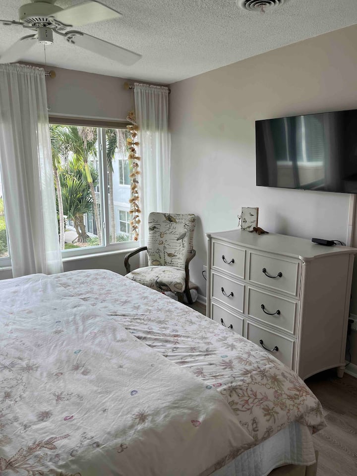 Голем гардеробер може да се пофали со 3 големи длабоки фиоки. Главната спална соба има сосема нов 43-инчен телевизор Samsung.