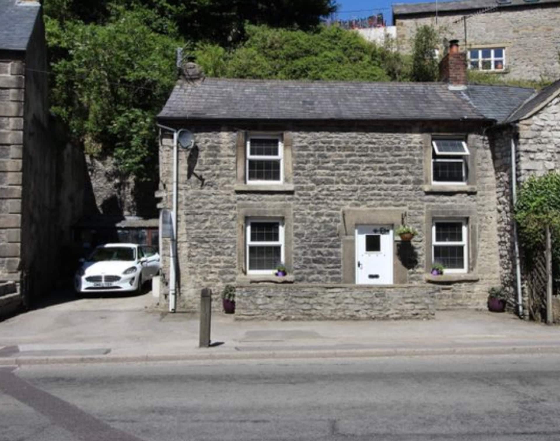 Peak District Cottage with good transport links