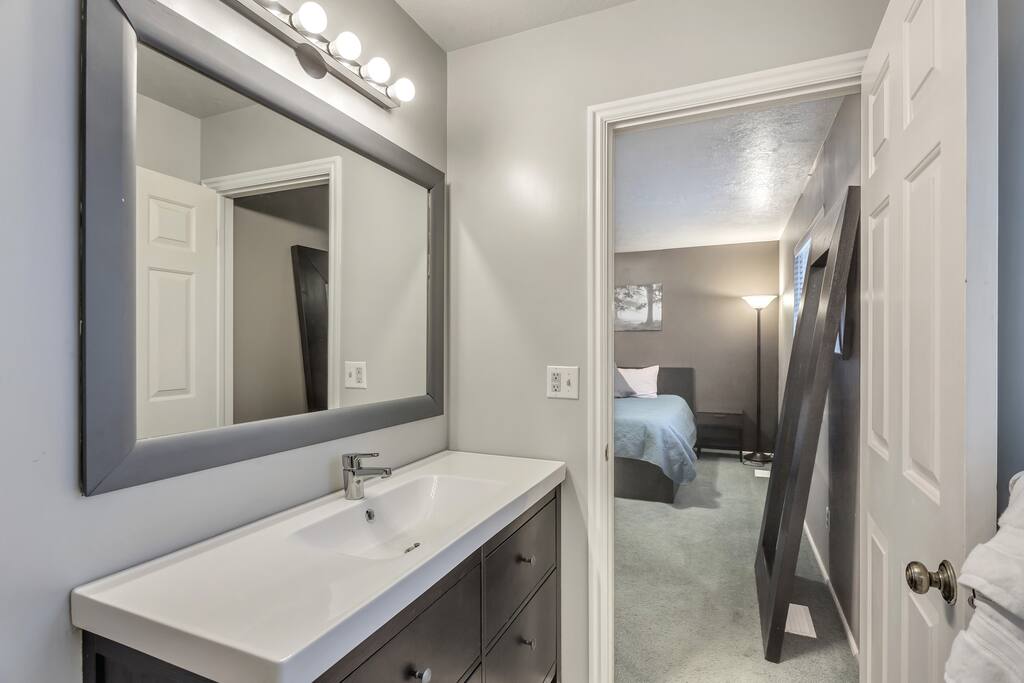 Ensuite bathroom 1