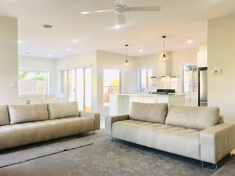 Popular Airbnb listing: Torquay Heart sleeps 12 in Torquay