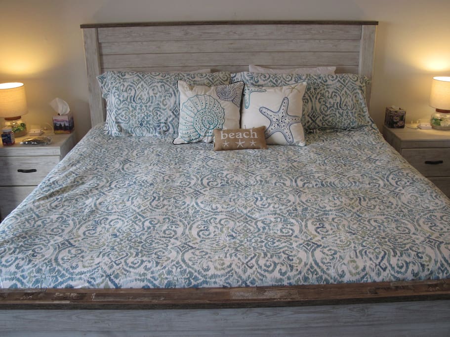 King bed in the master bedroom.
There are brand new Casper (memory foam) mattresses in both bedrooms.