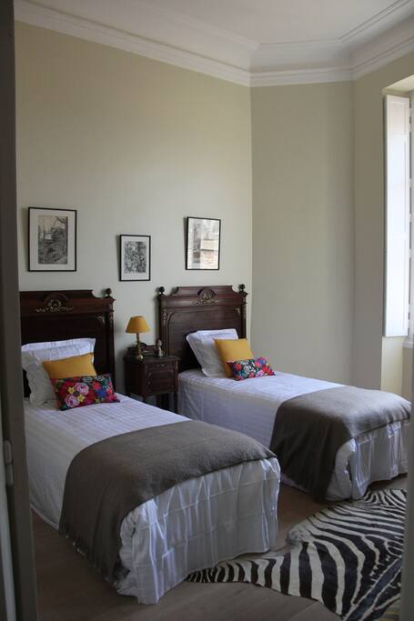 Chambre 1 avec lit double 90x200 claire et calme sur impasse