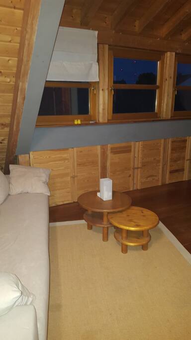 Gästezimmer mit Schlafcouch und Kleiderständer für Eure Kleidung.