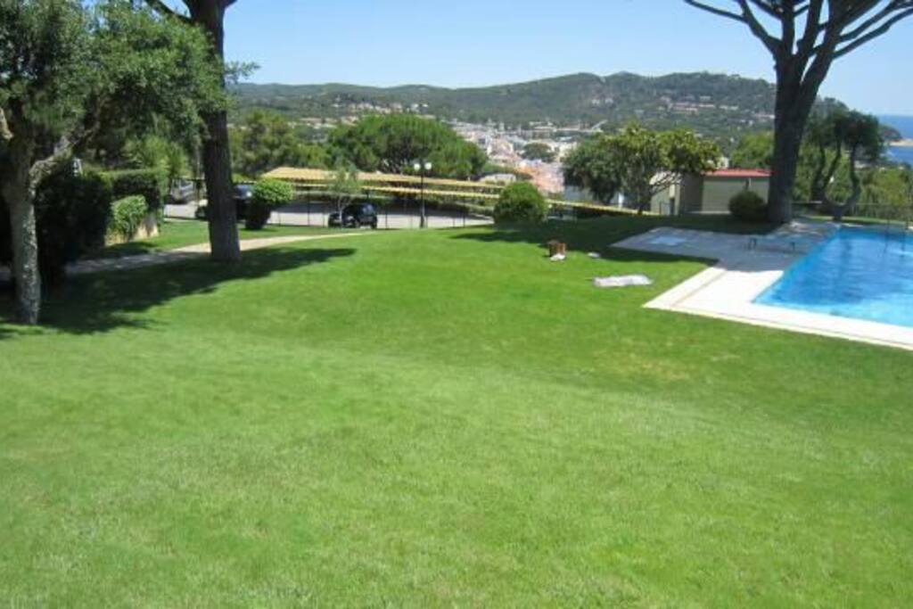 Gran zona ajardinada.
