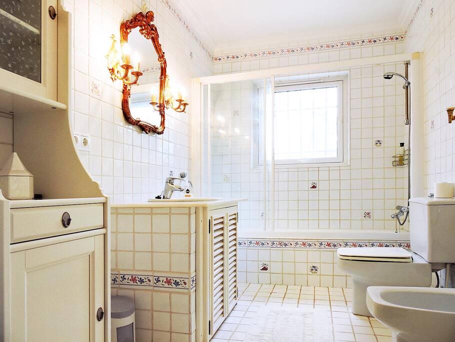 Bathroom belonging to the German room.