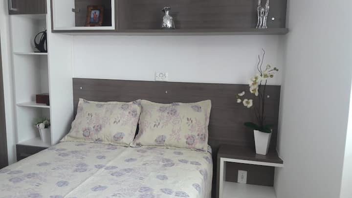 Suita . Krevat dopio, dollap i planifikuar dhe ventilator tavani.