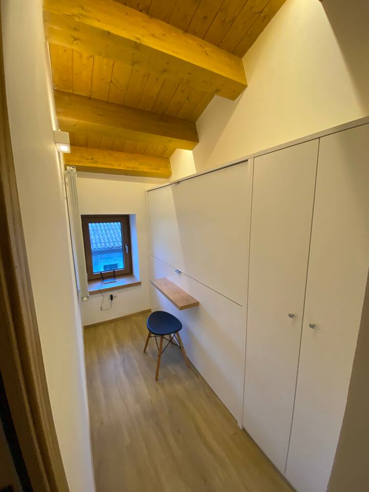 Si tratta di una piccola stanzetta autonoma con due letti a castello che possono essere aperti per utilizzo . La stanza è adatta per bambini / ragazzi . 