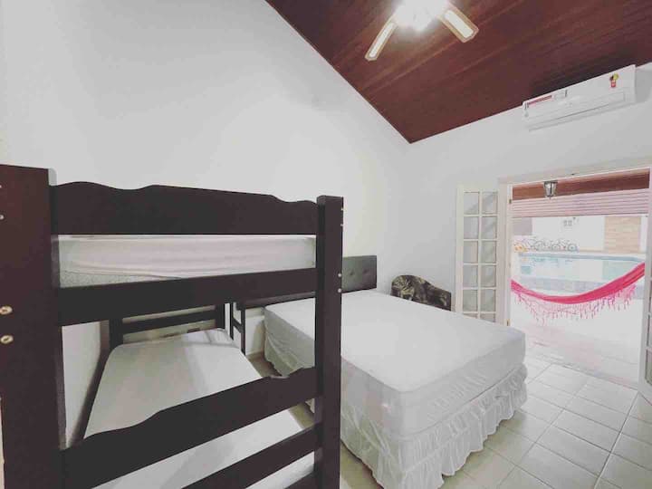 Აპარტამენტის ნომერი 
1 საწოლი 152 × 203 სმ 
1 ბელიჩე  
1 ერთადგილიანი საწოლი 
Კარადა 
Კონდიციონერი 