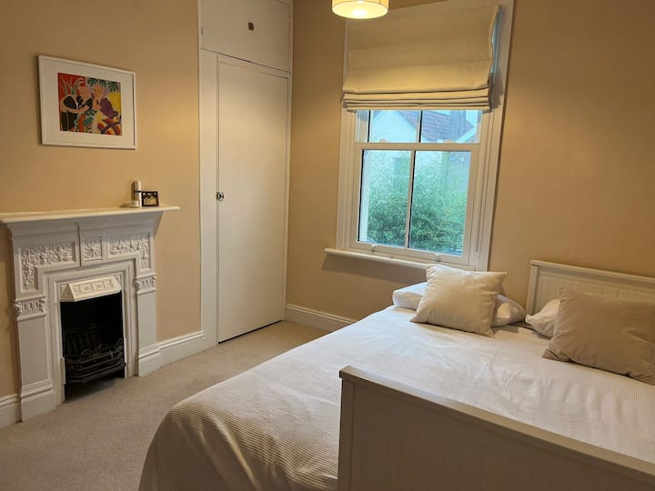 Chumba cha kulala cha tatu na kitanda cha watu wawili na nafasi ya kufanya kazi